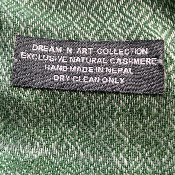 Dream N Art Collection green and white cashmere scarf made in Nepal - Picture 5 of 6